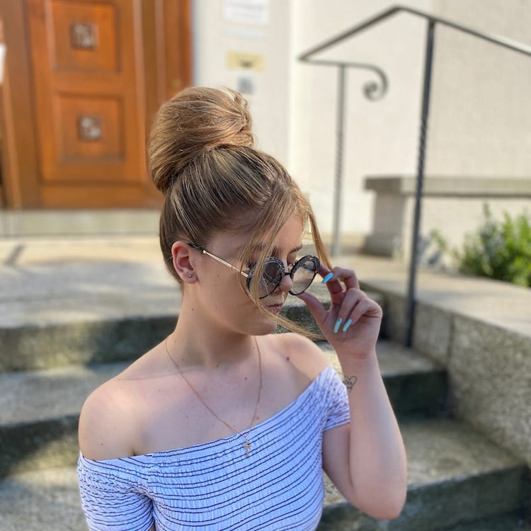 Our real hair scrunchie lets you create any hairstyle you like. Place it on top of your head for extra volume or wear it in a more playful way. Thanks to the easy elastic band, the choice is yours. Style your new real hair bun just the way you want it!